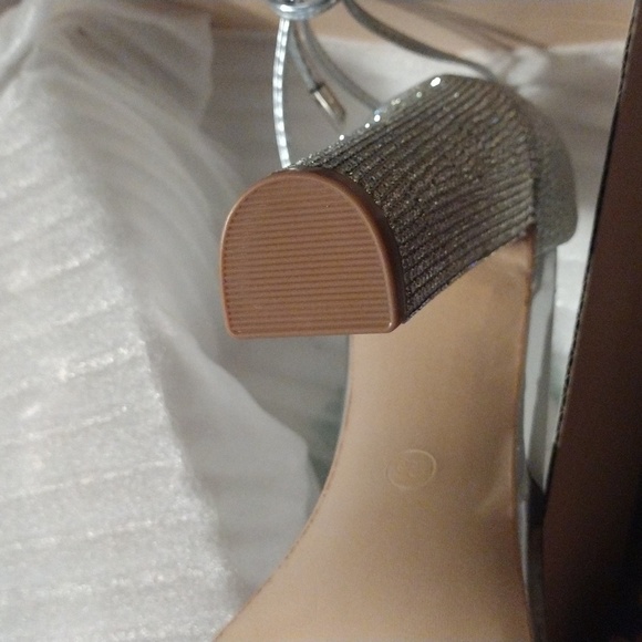 Elegant Silver High Heel Sandals – EU 39.5 / US 9, New in Box - Picture 4 of 7